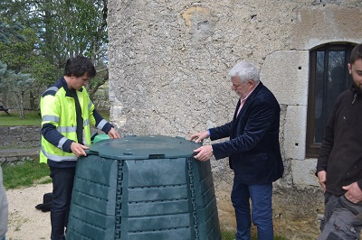 Benoit Pujol, technicien en charge du compostage et Jean-François Borie, vice-président du SICTOBA