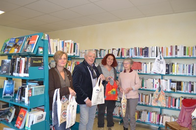 Françoise, Emilie et Ilse (absence d'Evelyne sur la photo), les responsables de la bibliothèque locale accompagnées de Jean-François Borie, maire de la commune 